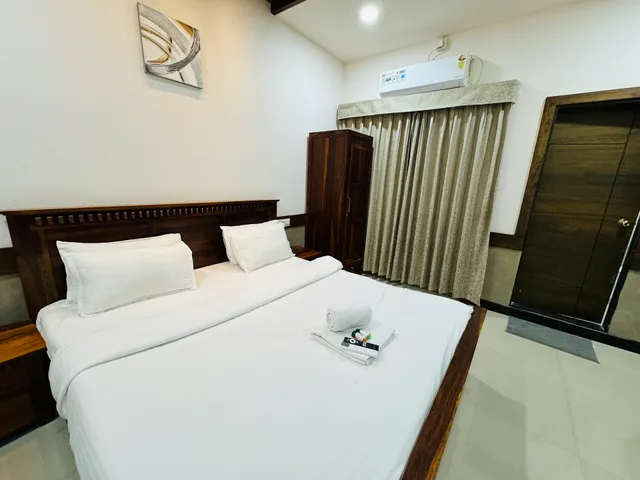 Tirth Hotel & Sonu's cafe