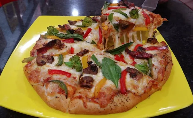 Meezzaah - Me and Mera Pizza - Kakadeo Kanpur