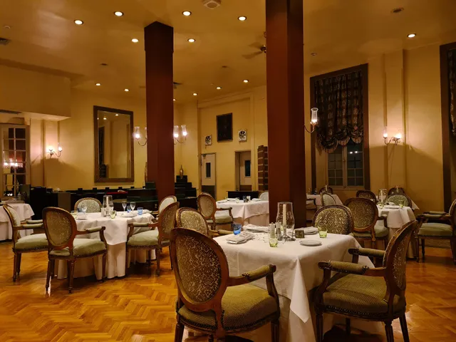 مطعم النخيل داخل فندق سوفيتيل وينتر بالاس