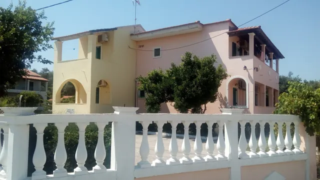 Lemon Lane Apartments & Studios