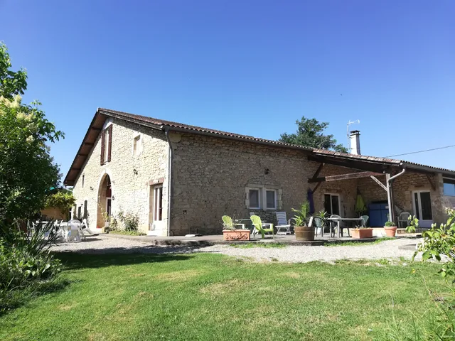 Les Messauts: Group Accommodation And Room D'hôtes En Campagne Avec Piscine Et Salle Réception, Séminaire, Randonnées, Gironde