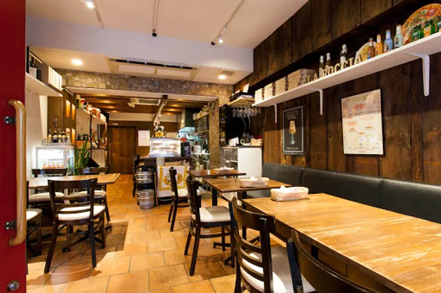 Pizzeria Osteria la ROCCIA-ラ ロッチャ-