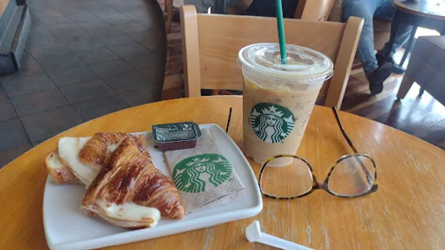Starbucks Plaza Hollywood Cancun