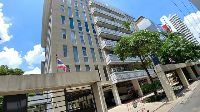 Twin Peaks Sukhumvit Suites