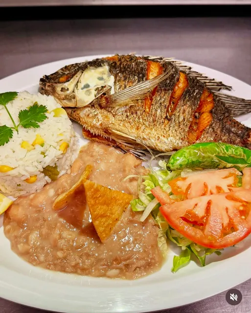 Las Plebes Tacos y Mariscos