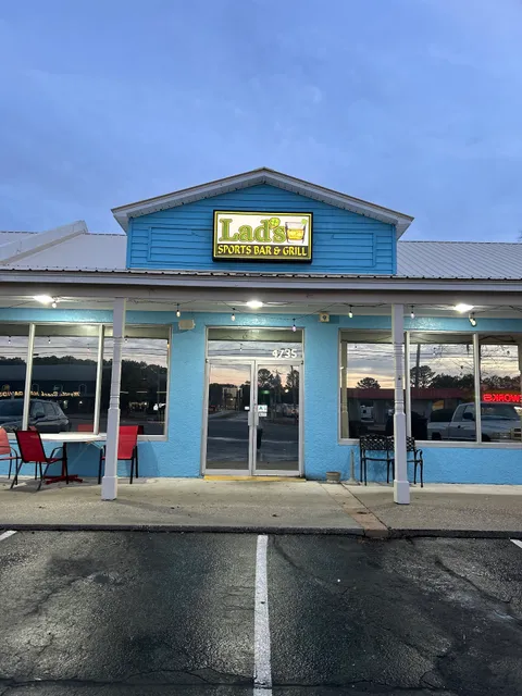Lad’s Sports Bar & Grill