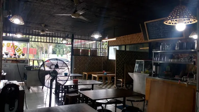 Resto Tepi Danau Sederhana