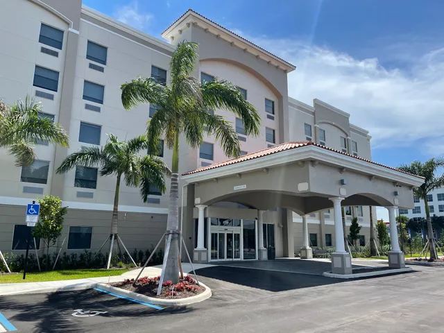 Holiday Inn Express & Suites Miramar