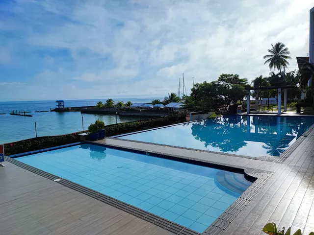 Holiday Oceanview Samal Resort
