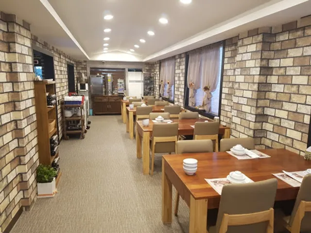 Tteuri Inneun Restaurant