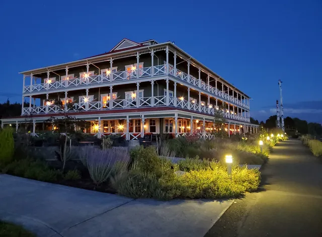 McMenamins Kalama Harbor Lodge