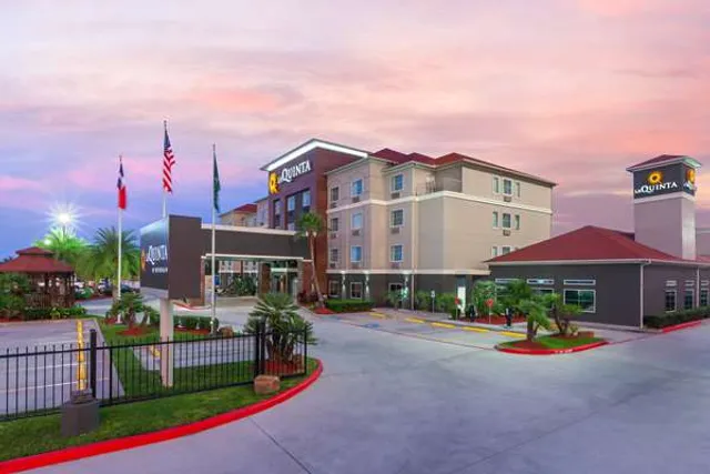 La Quinta Inn & Suites by Wyndham Houston Channelview