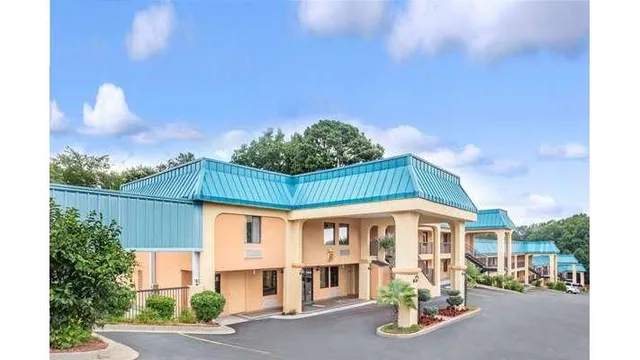 Super 8 by Wyndham Forest Park