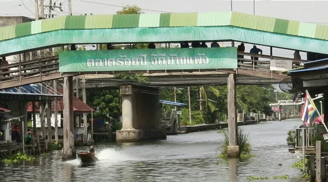 Ban Phaeo Floating Market