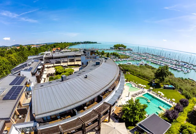 Hotel Golden Lake Resort