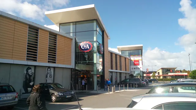 Centre Commercial LE CEZEMBRE