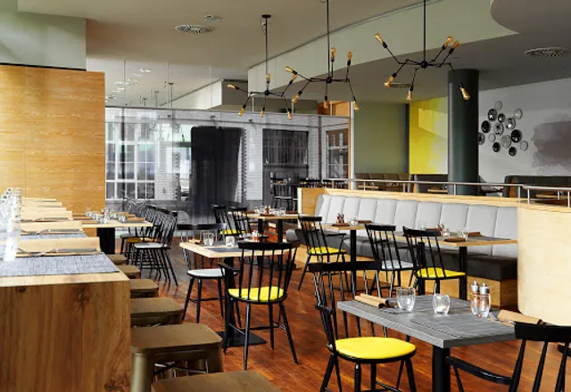 Kitchen & Bar at Courtyard