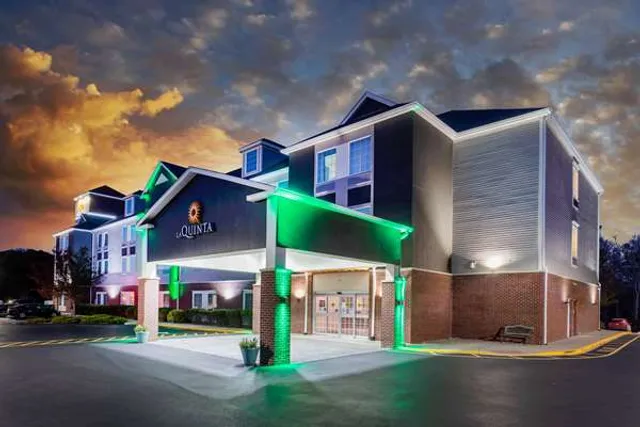 La Quinta Inn & Suites by Wyndham Stonington-Mystic Area