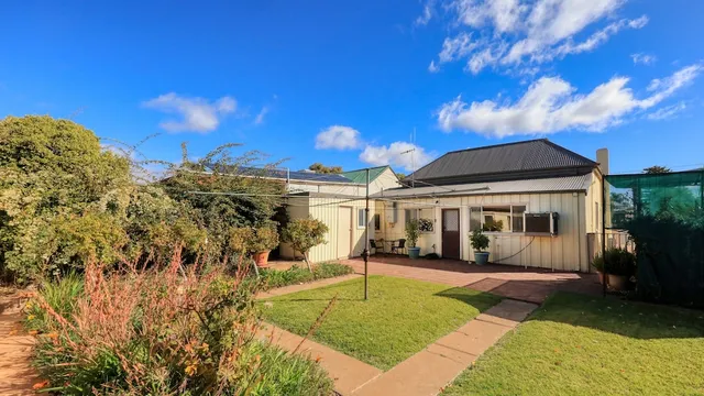 Charles Rasp Motor Inn & Cottages