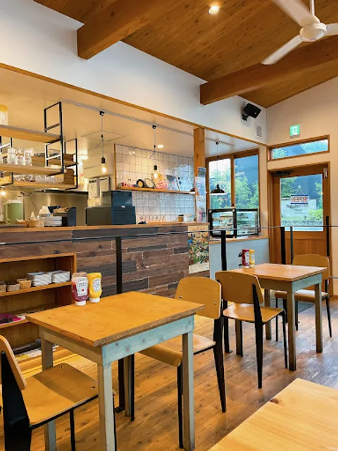 BACK COUNTRY Burger & Cafe (バック カントリー バーガー アンド カフェ)