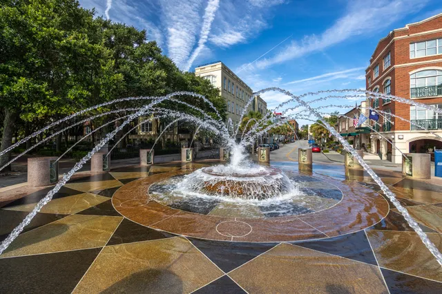 Fountain at north entrance of Waterfront Park