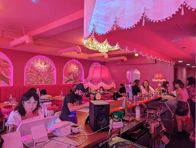 Dolly's Cocktail Bar