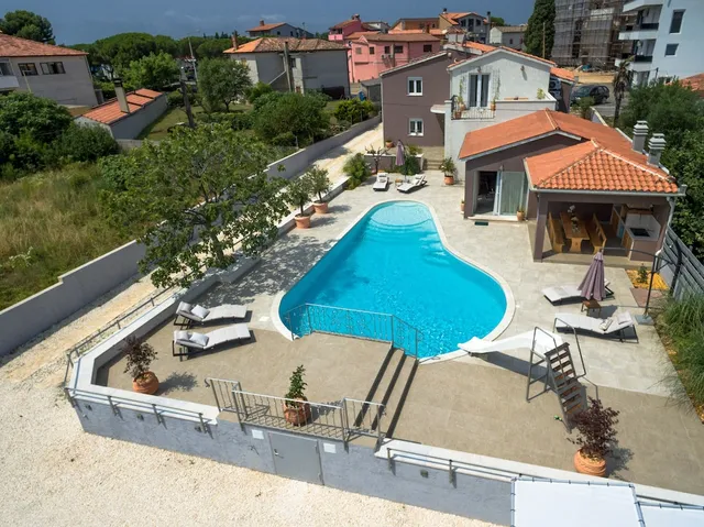 Five bedroom villa Emily with pool in Medulin