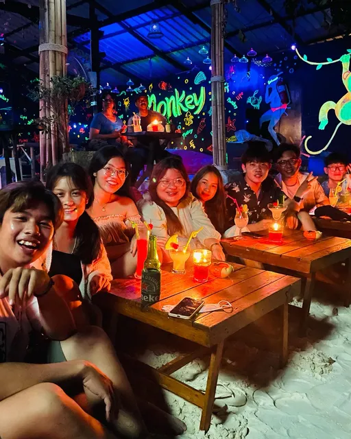 Monkey bar Lipe. มังกี้ บาร์ เกาะหลีเป๊ะ