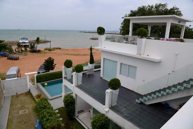 Na Jomtien Beachfront Villa