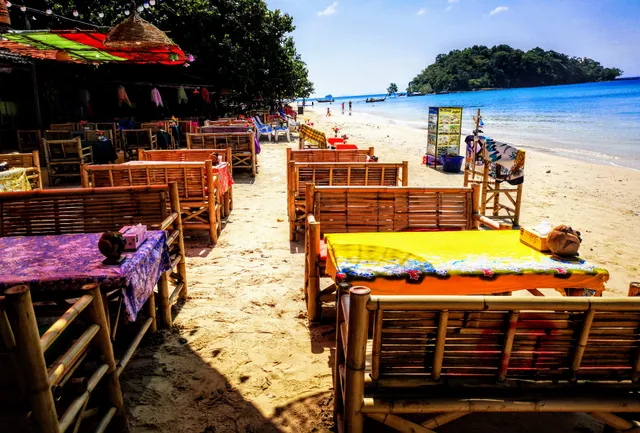 Reua Thong Bar & Restaurant