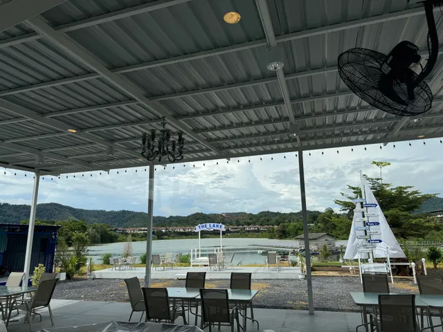 The Lake Raw Bar Cafe Restaurant