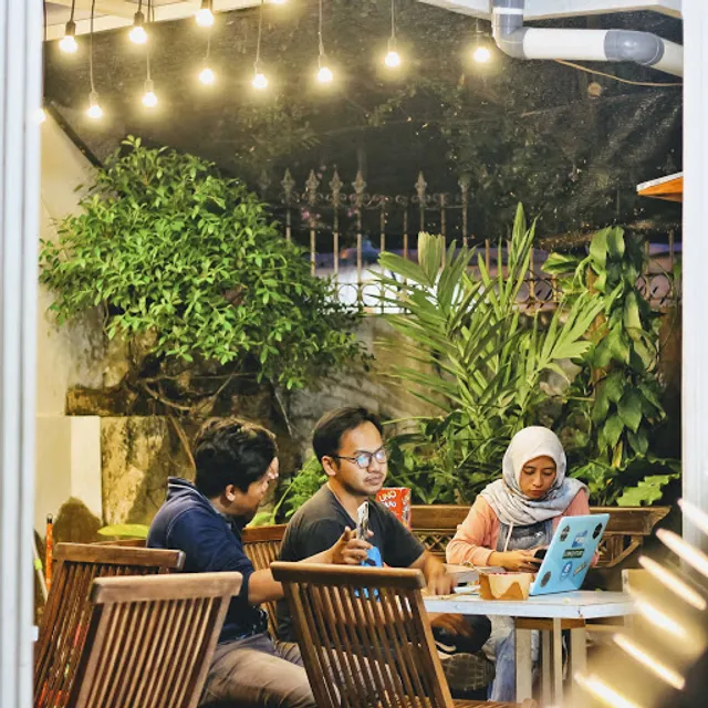 Tropical Mansion juice and salad