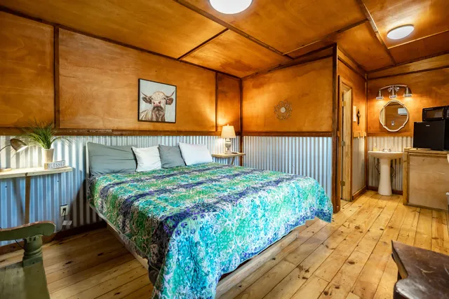 The Historic Leakey Inn