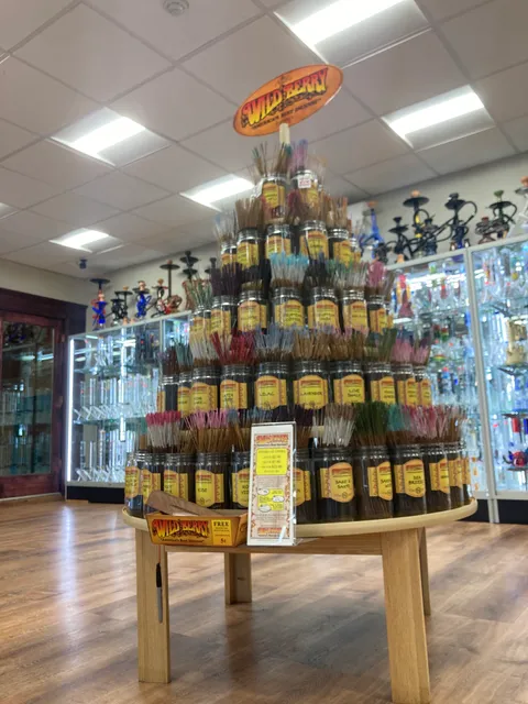 SMOKE-LAND: Shop Hidden in the Loud