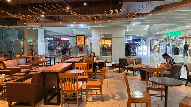 Starbucks Alphaland South Gate Mall