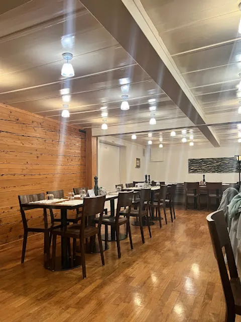 Falken, Pizzeria and Indian food