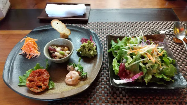 トラットリア要