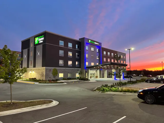 Holiday Inn Express & Suites Chicago Schaumburg by IHG