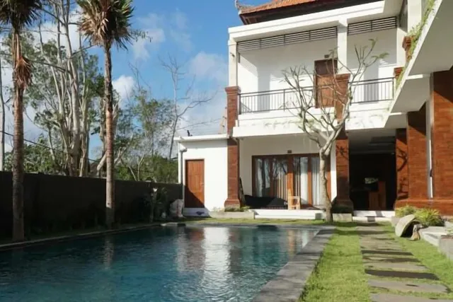 Seno Guest House And Cafe