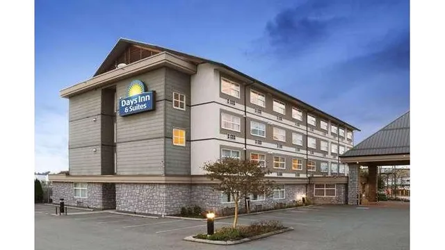 Days Inn & Suites by Wyndham Langley