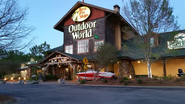 Bass Pro Shops/Cabela’s Boating Center
