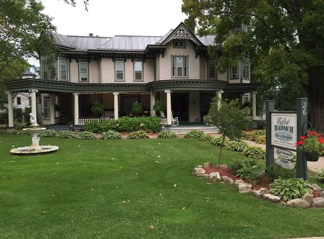 Tuft's Mansion Bed & Breakfast