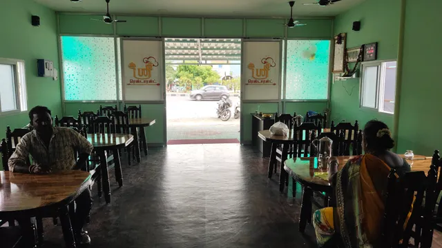 Shri Restaurant purly high class veg and nonveg