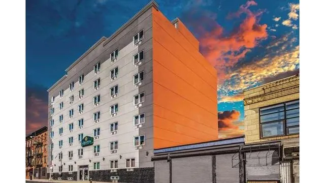 La Quinta Inn & Suites by Wyndham Brooklyn Central