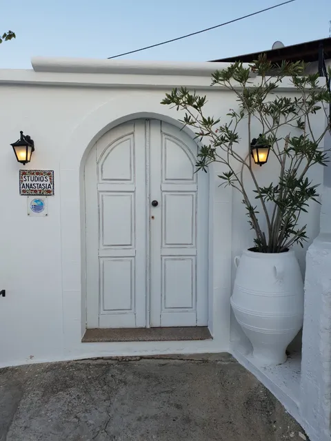 ANASTASIA STUDIOS LINDOS