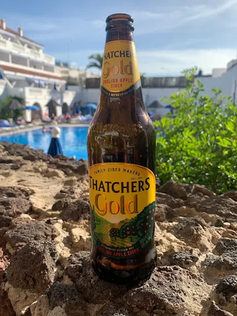 Los Claveles Pool Bar