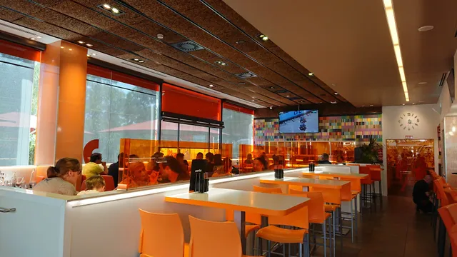 La Mafia (se sienta a la mesa)