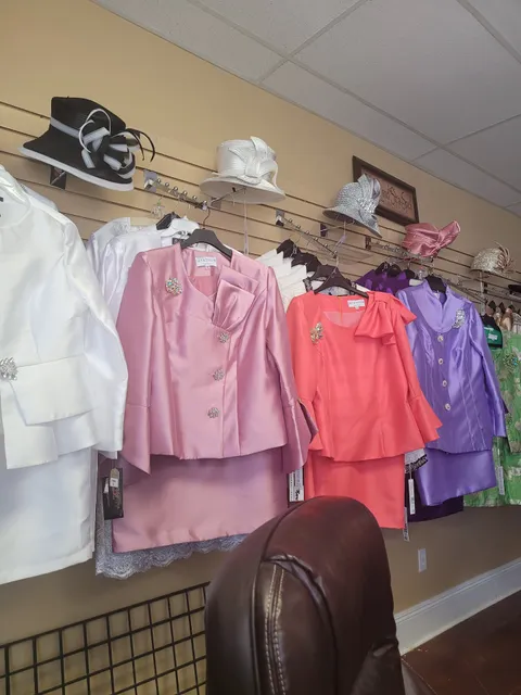 Dee's Shoes & More Boutique