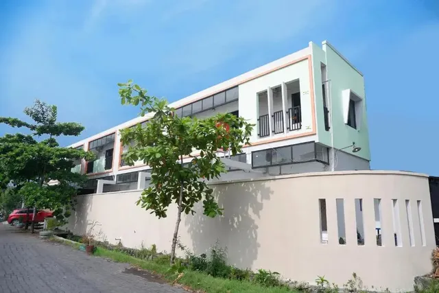 RedDoorz near Stasiun Tawang Semarang