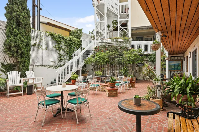 Catalina Courtyard Suites